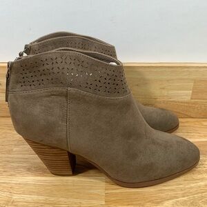 NEW Violet & Red 8 Jackson Lazer Cut Topline Bootie Taupe Tan‎